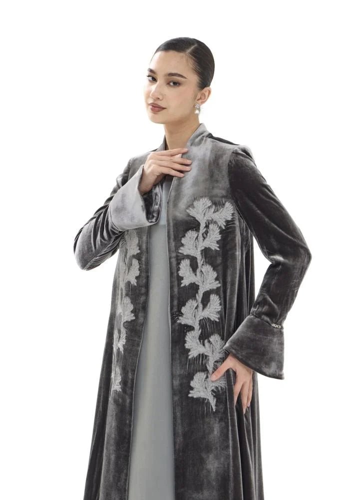 LE006 - DG - A ABAYA - LEGACY - MIRA Y MANO