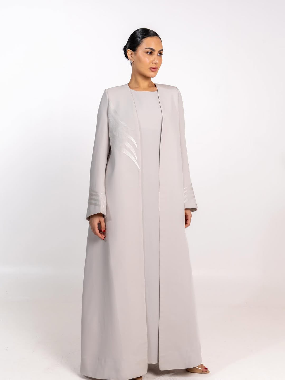 LE012 - BE ABAYA - LEGACY - MIRA Y MANO