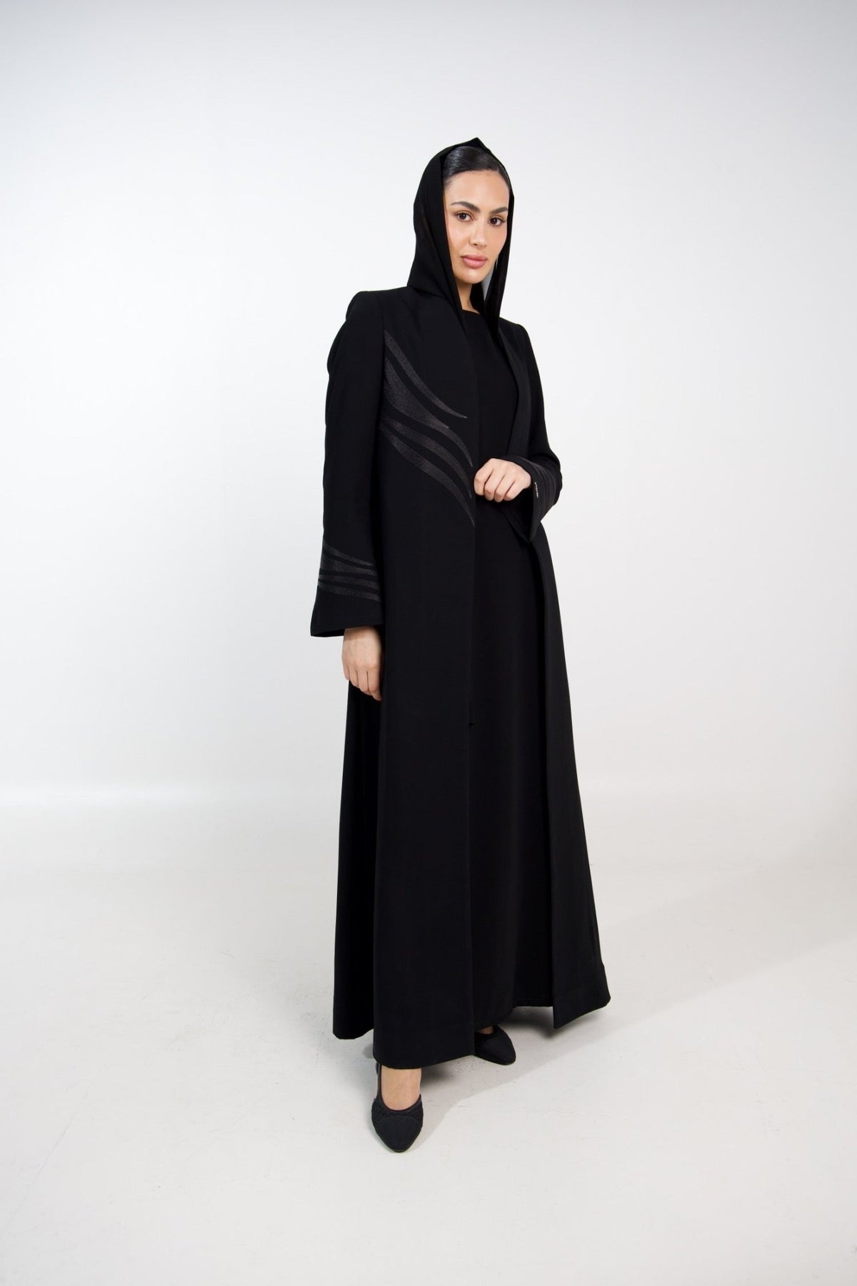 صورة للمنتج LE012-BK – عباية كريب سوداء – MIRA Y MANO