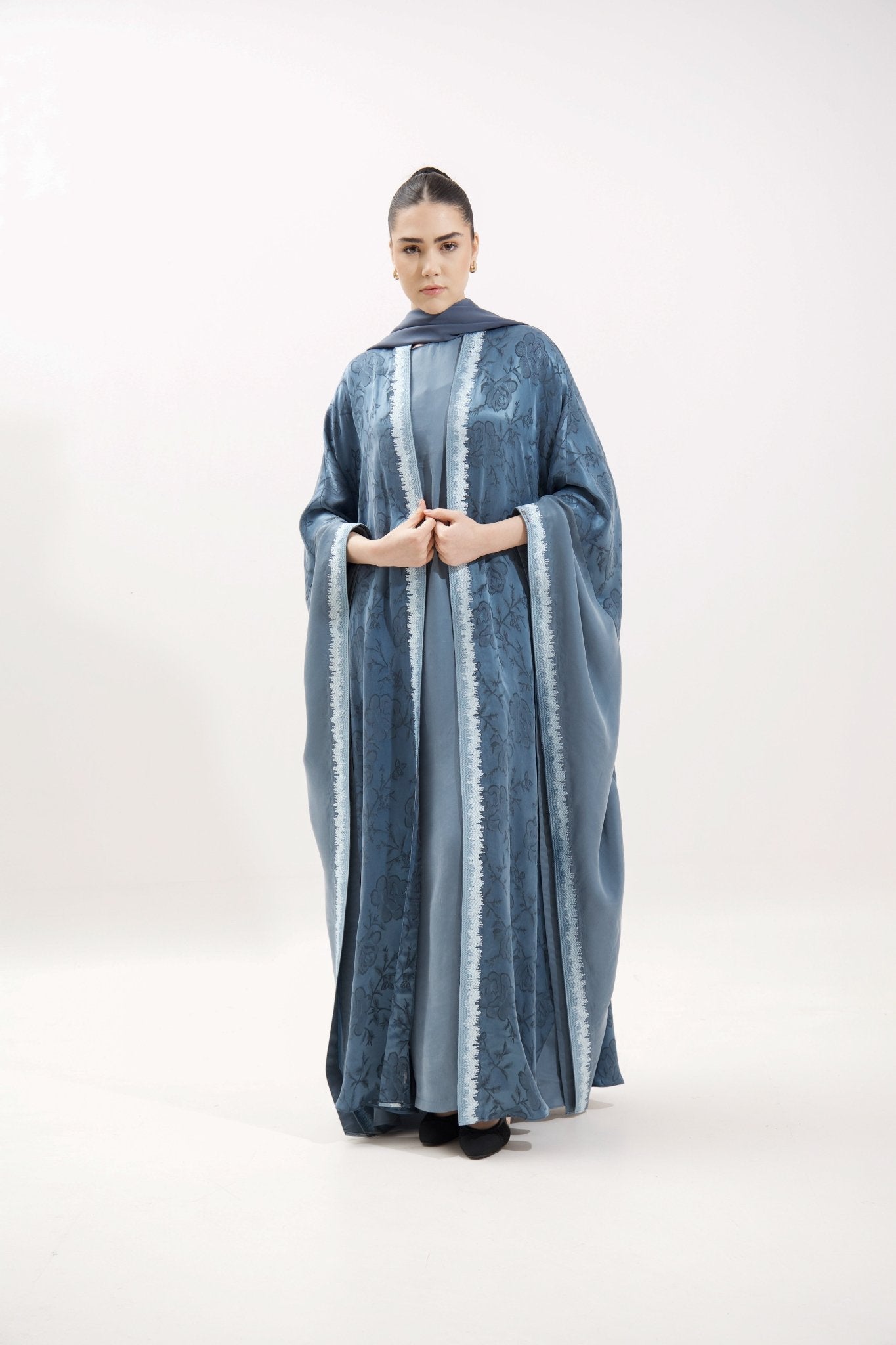 LE014 - BL ABAYA SET - LEGACY - MIRA Y MANO