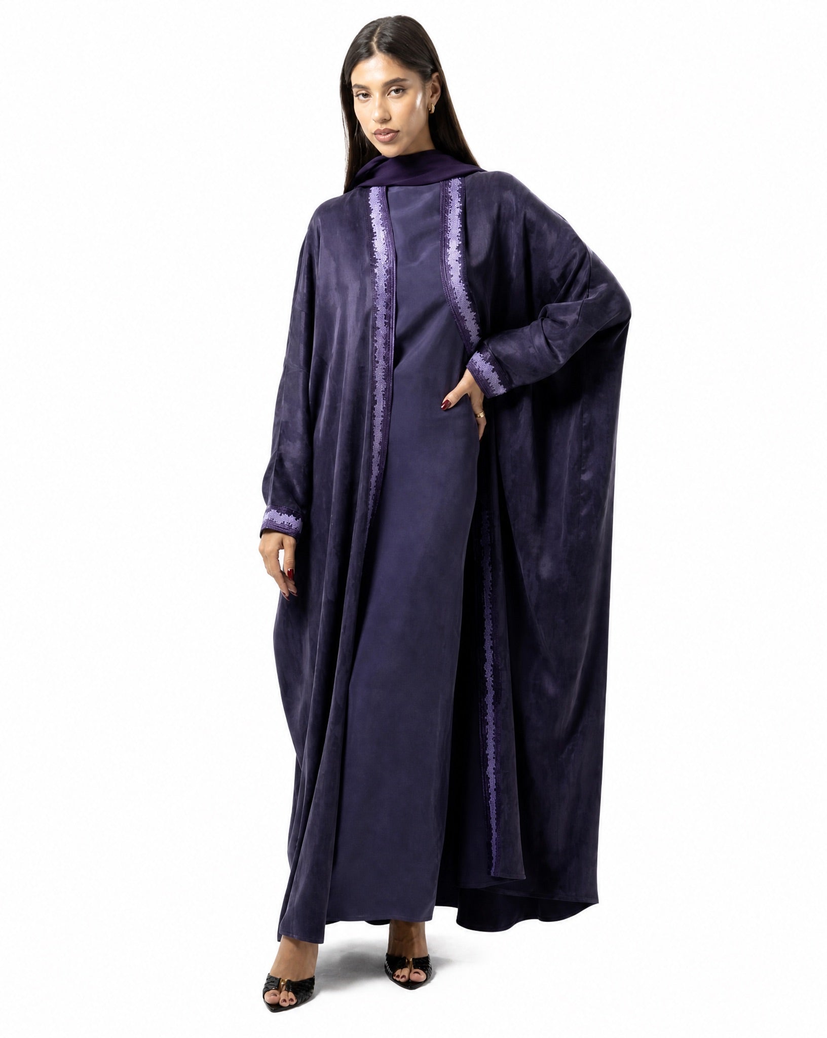 LE017 ABAYA - LEGACY - MIRA Y MANO