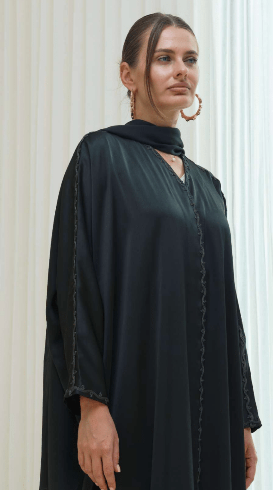 LS - 25 - 06 - 1 ABAYA - LELAS ABAYAS - MIRA Y MANO