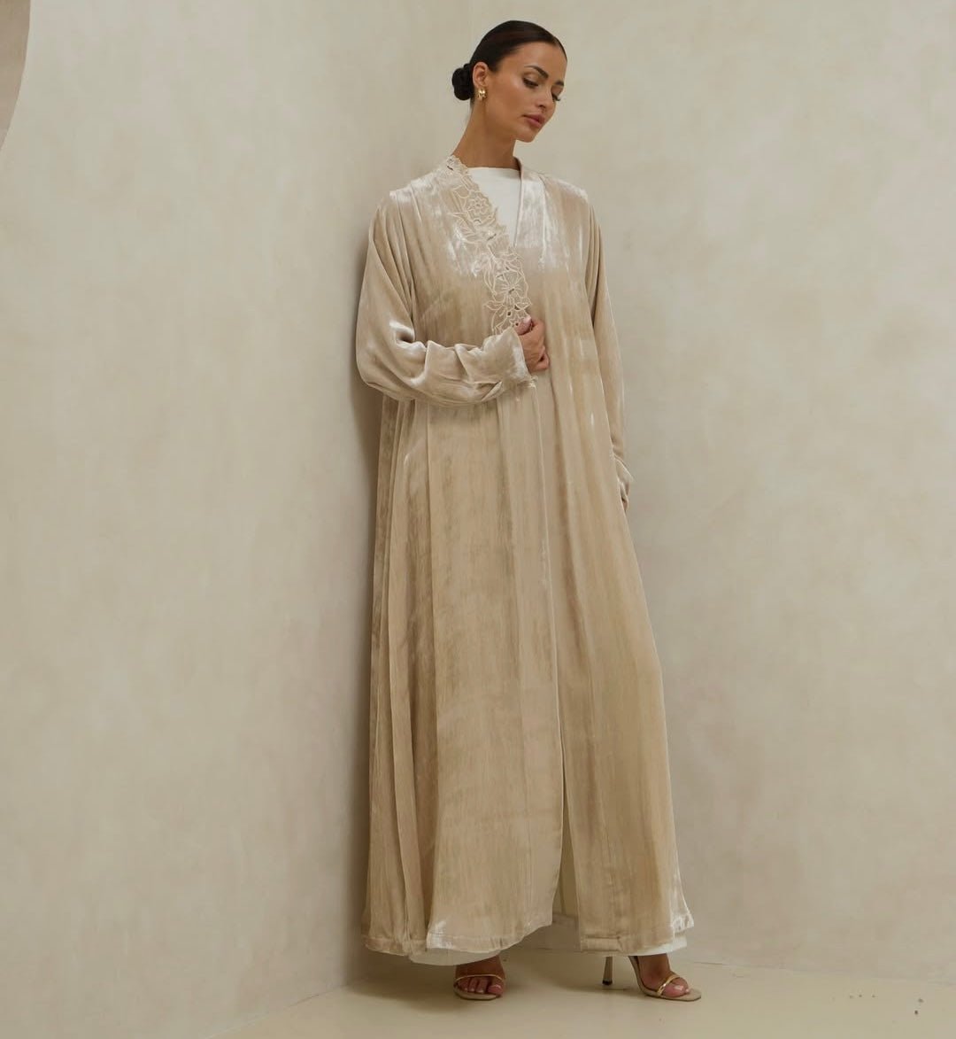 VEL - 01 - 02 ABAYA - LELAS ABAYAS - MIRA Y MANO