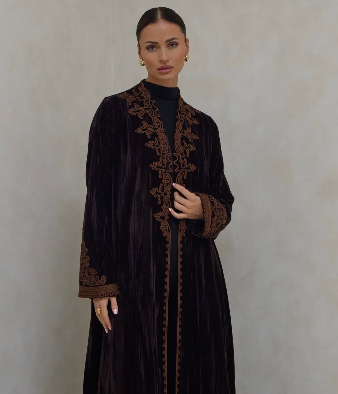 VEL - 02 - 02 ABAYA - LELAS ABAYAS - MIRA Y MANO