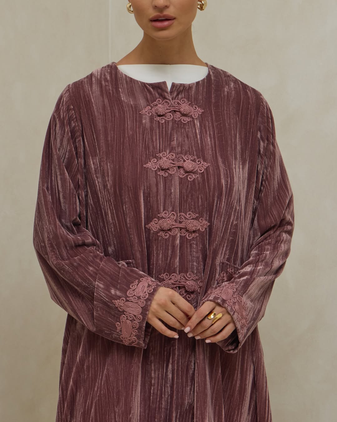 VEL - 04 - 01 ABAYA - LELAS ABAYAS - MIRA Y MANO