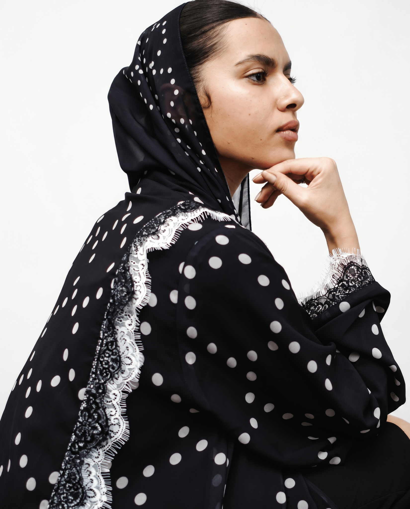 ATHEEL ABAYA - LOVAH - MIRA Y MANO