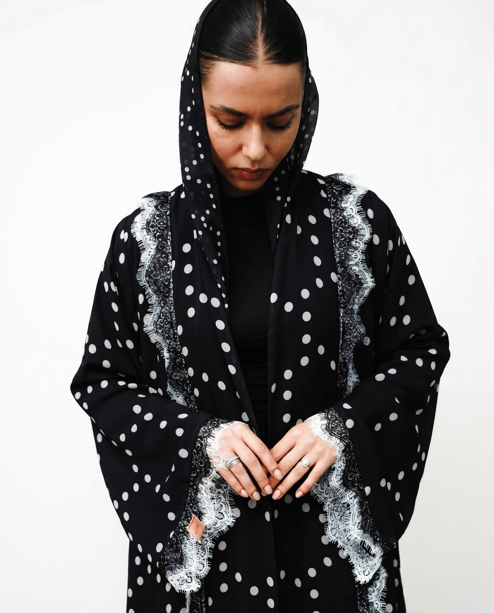 ATHEEL ABAYA - LOVAH - MIRA Y MANO