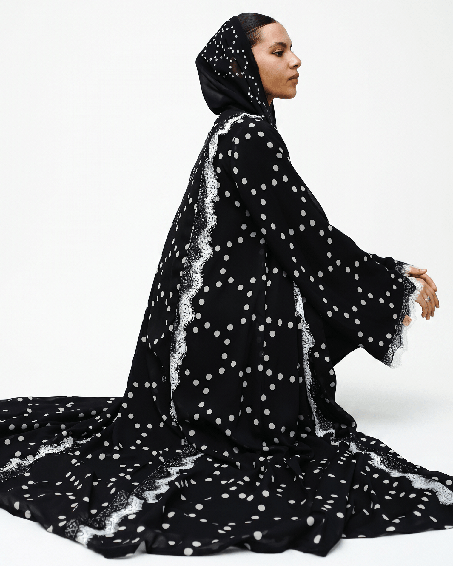 ATHEEL ABAYA - LOVAH - MIRA Y MANO