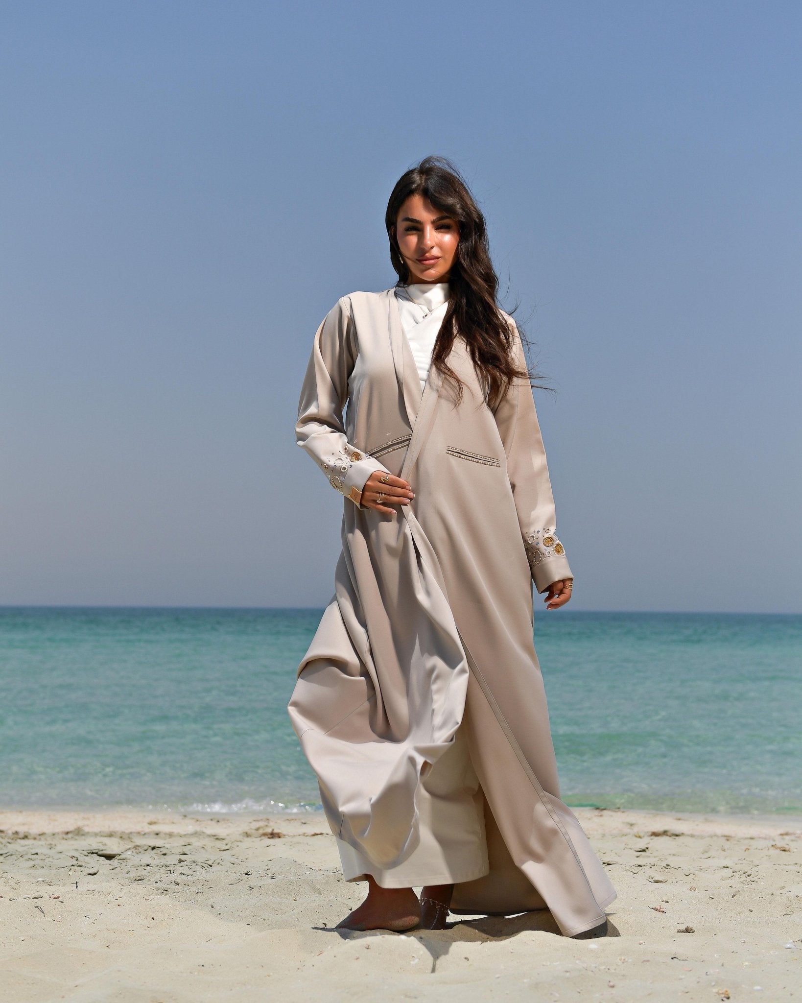 MADAR ABAYA - LOVAH - MIRA Y MANO