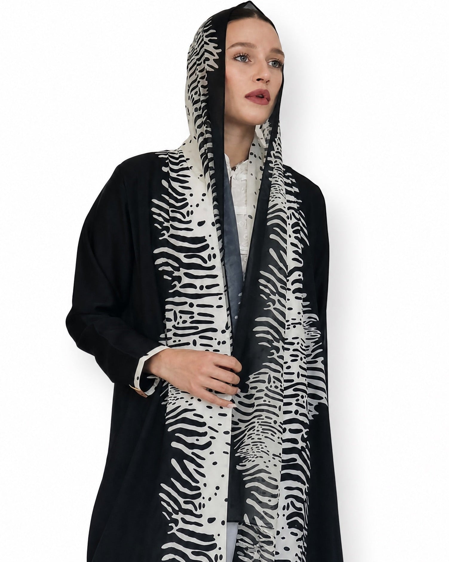 THE J - Black Crepe Abaya - LOVAH - MIRA Y MANO