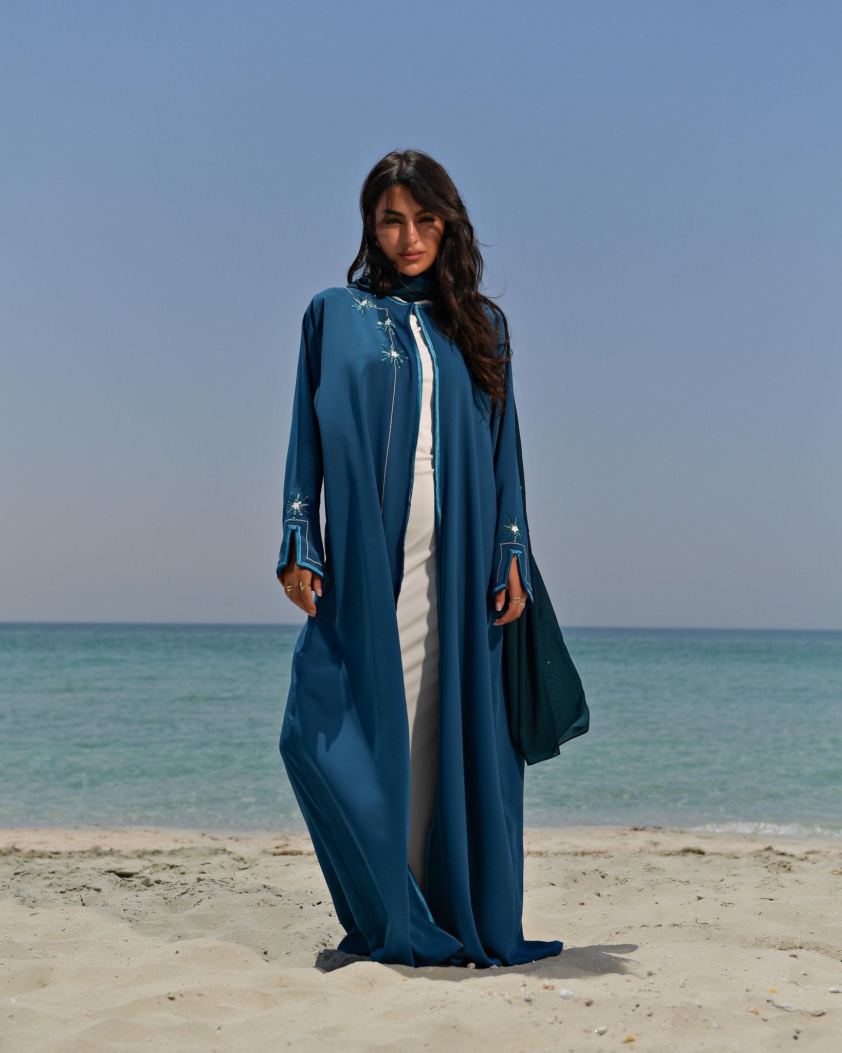 UFUQ ABAYA - LOVAH - MIRA Y MANO