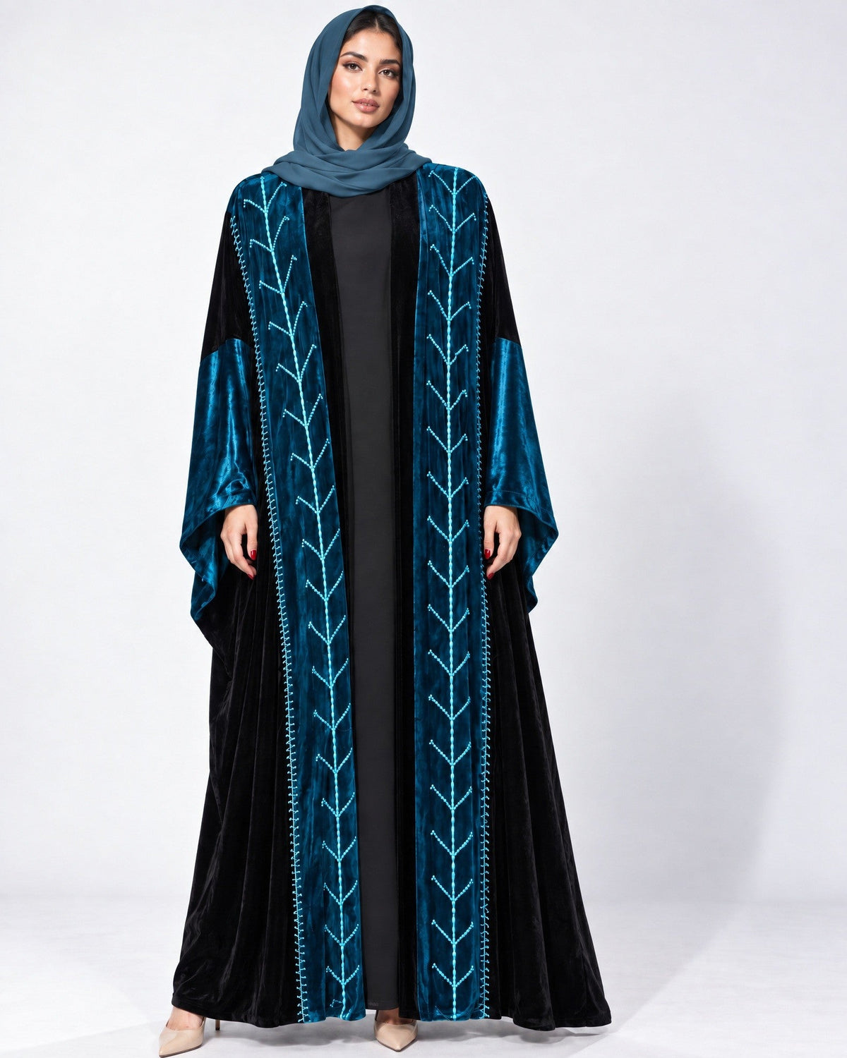 112 – عباية مخمل سوداء