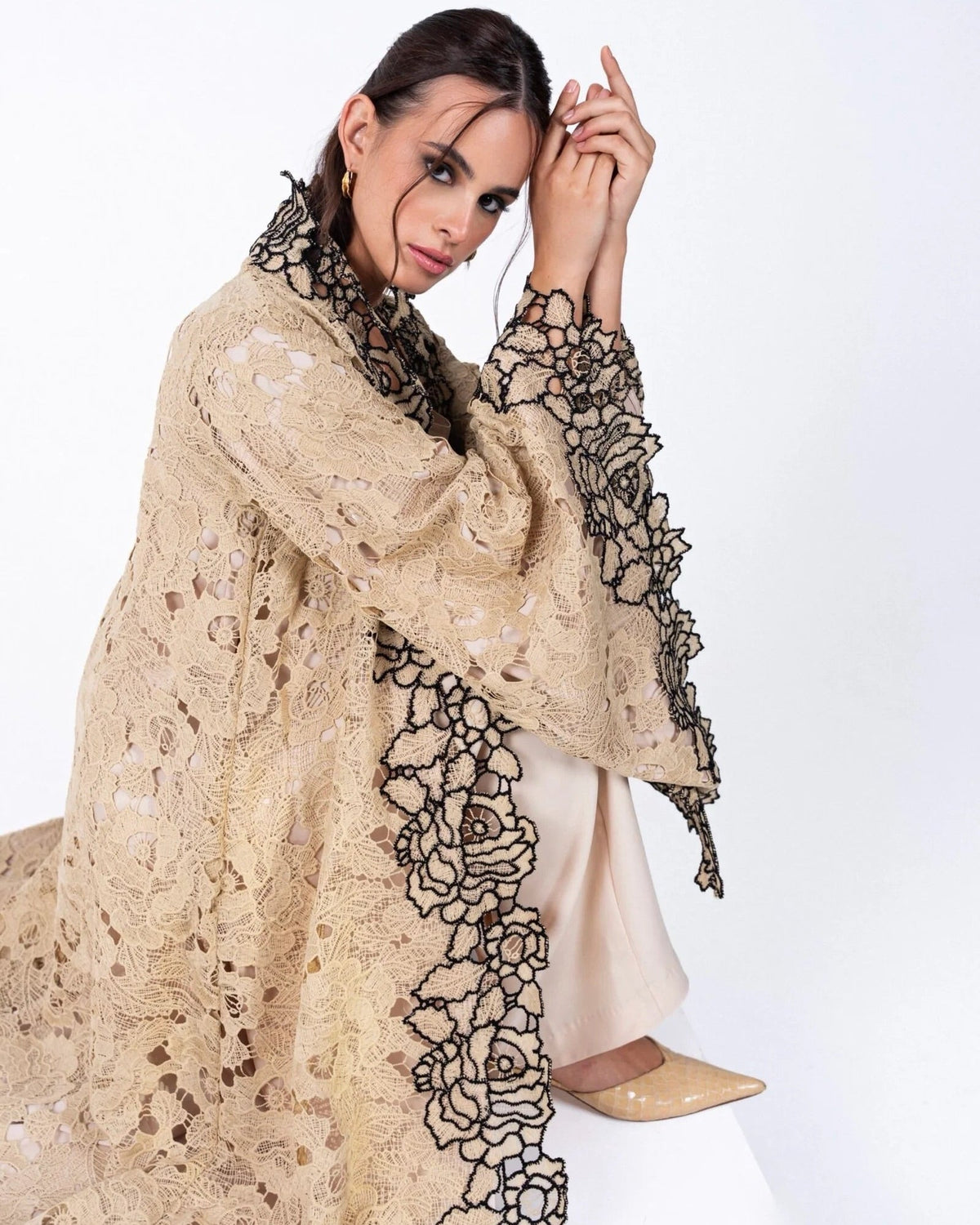 HC01 - Beige lace Abaya - LUNA COUTURE - MIRA Y MANO