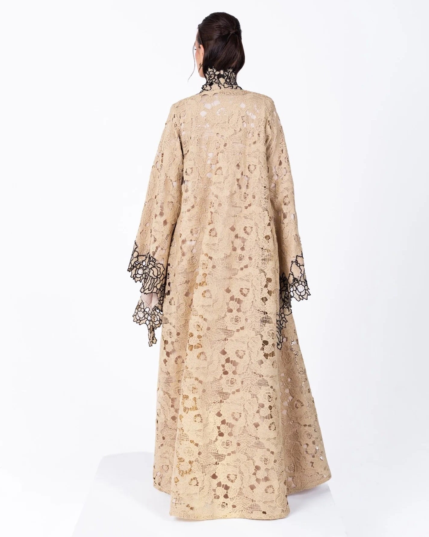 HC01 - Beige lace Abaya - LUNA COUTURE - MIRA Y MANO