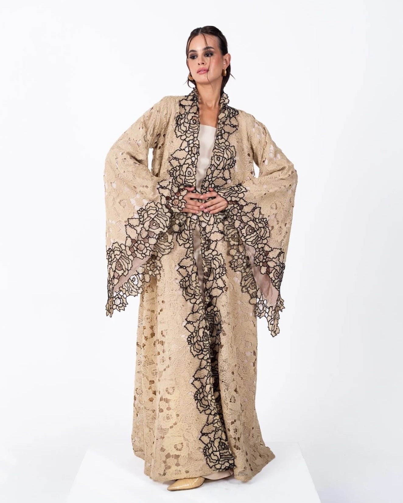 HC01 - Beige lace Abaya - LUNA COUTURE - MIRA Y MANO