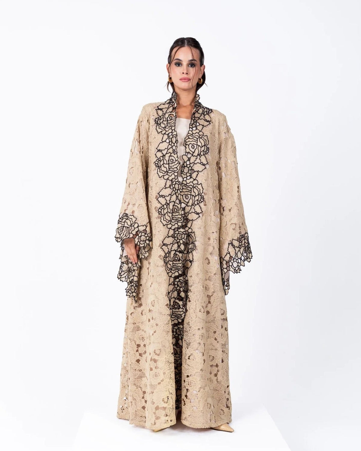 HC01 - Beige lace Abaya - LUNA COUTURE - MIRA Y MANO