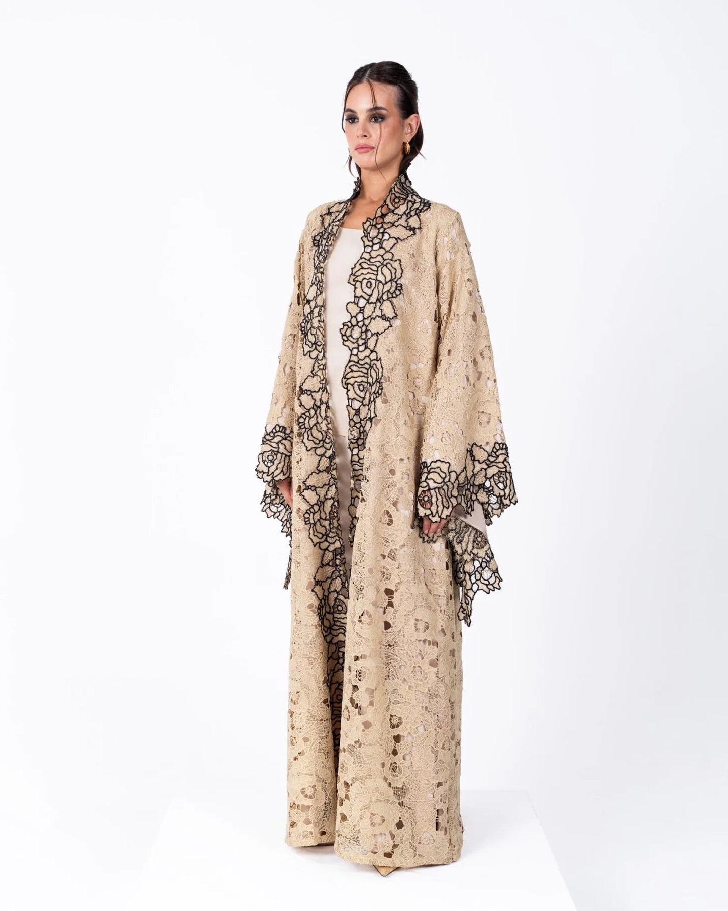 HC01 - Beige lace Abaya - LUNA COUTURE - MIRA Y MANO
