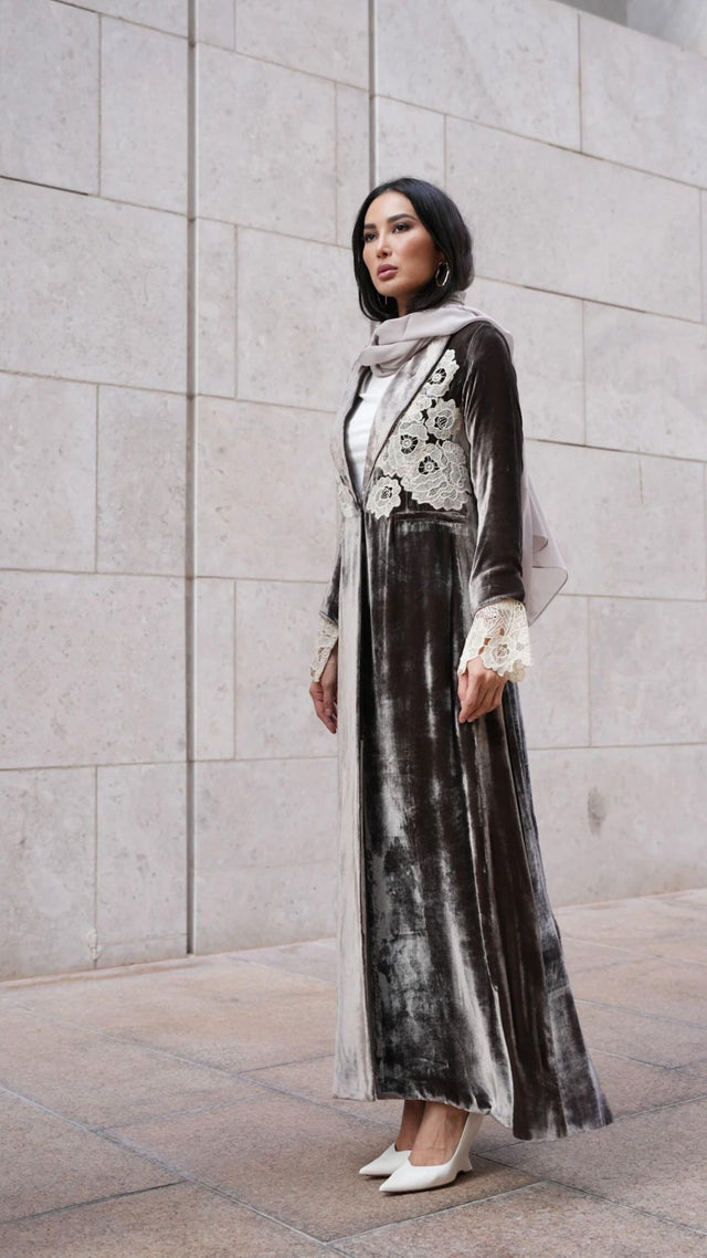 LN0244 ABAYA - LUNA COUTURE - MIRA Y MANO