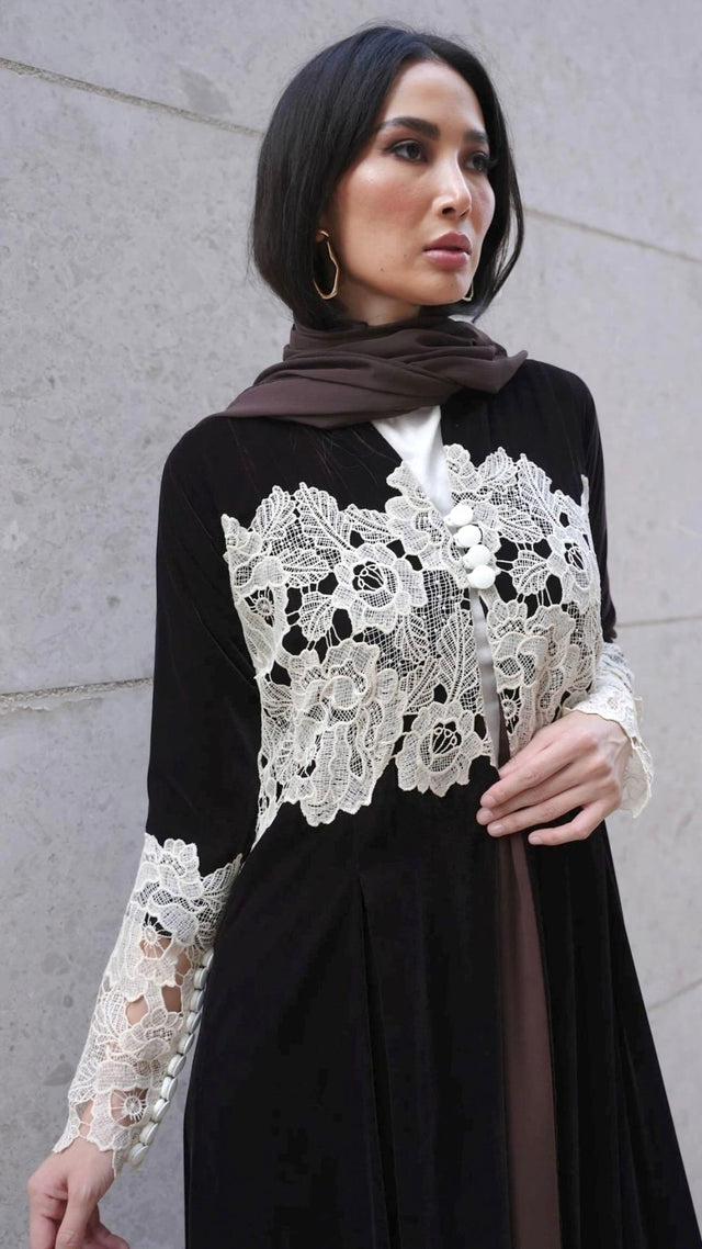 LN0256 ABAYA - LUNA COUTURE - MIRA Y MANO