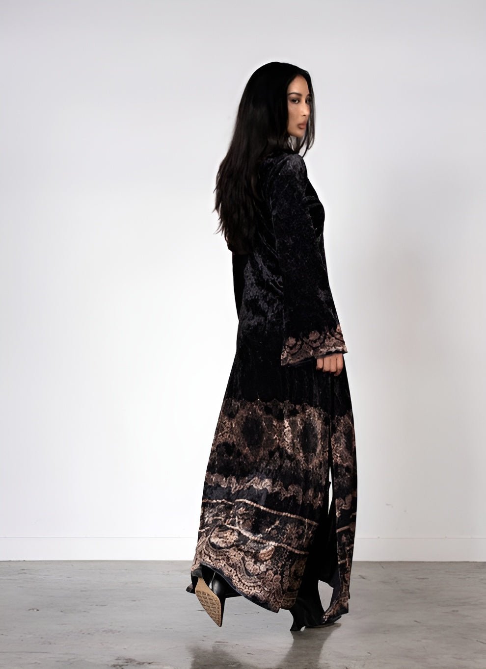 LN0424 ABAYA - LUNA COUTURE - MIRA Y MANO