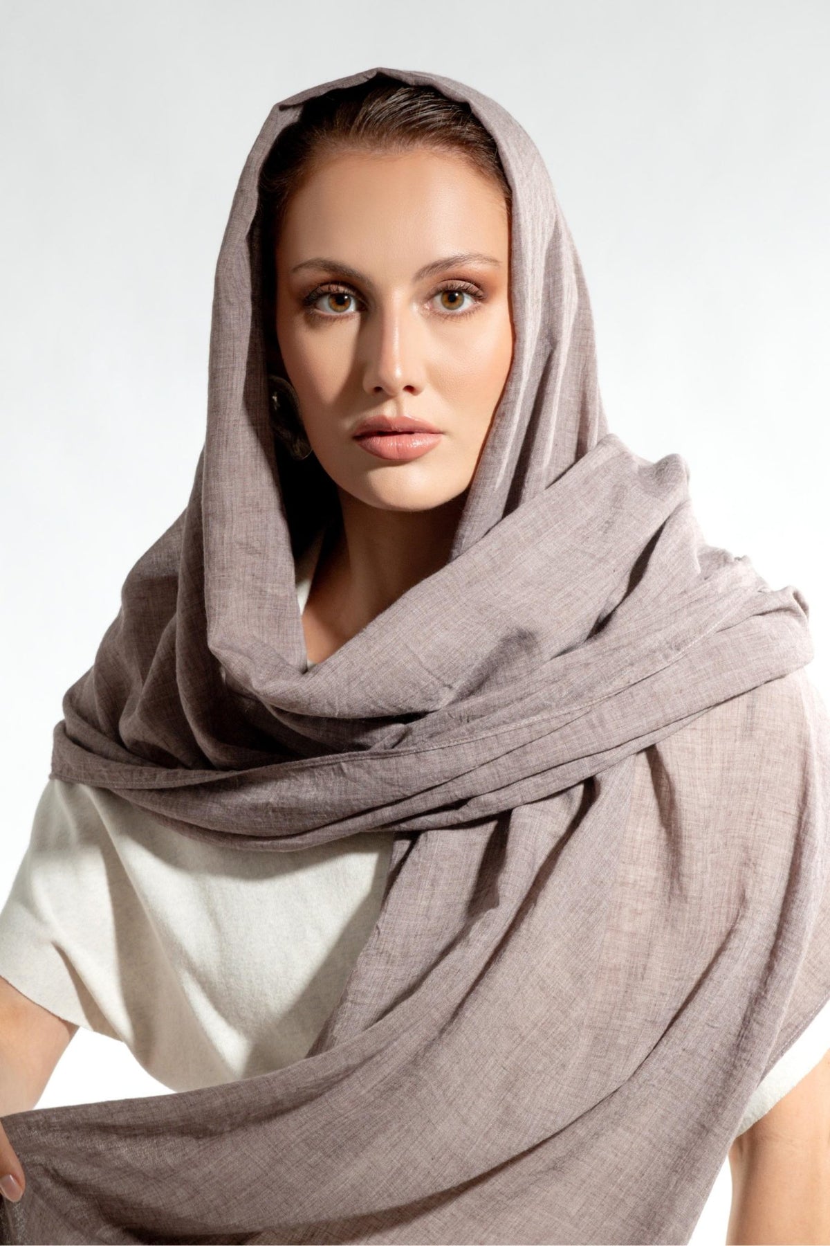 W21-130 – وشاح بني مائل للصفرة – صورة المنتج 1