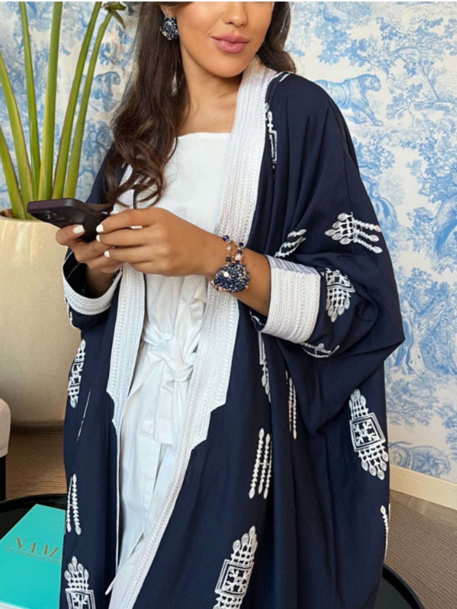 BADER BLUE ABAYA - MAISON ARABELLE - MIRA Y MANO