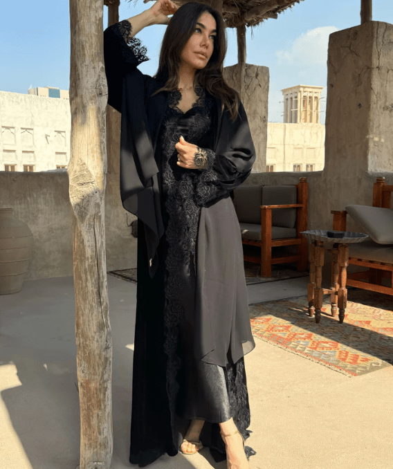 CAMELIA BLACK ABAYA - MAISON ARABELLE - MIRA Y MANO