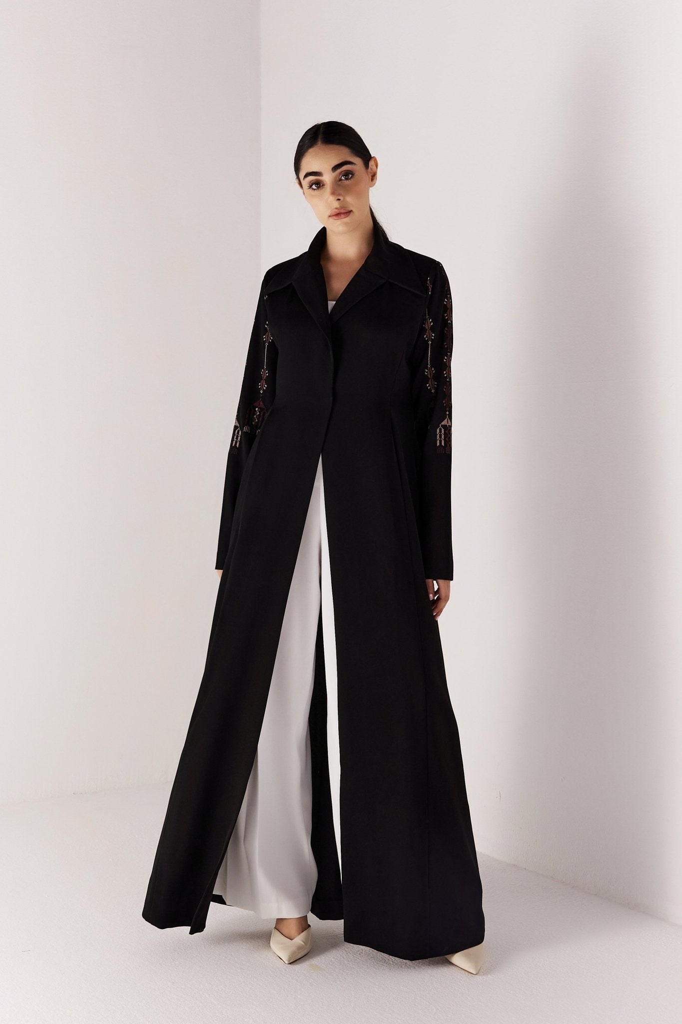 ARYA - BK ABAYA - MEDD - MIRA Y MANO