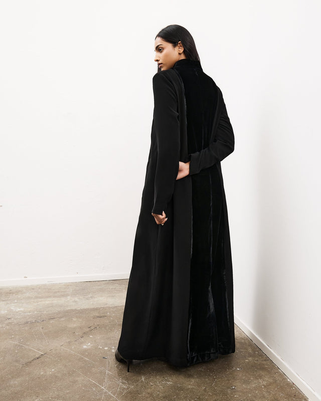 FW - 25 - BLK - AB - 10 - EMA ABAYA - MEDD - MIRA Y MANO