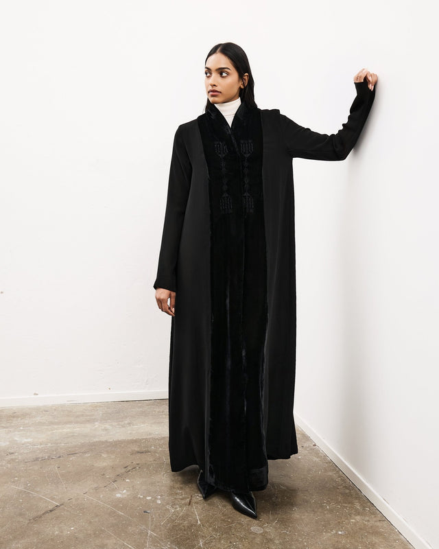 FW - 25 - BLK - AB - 10 - EMA ABAYA - MEDD - MIRA Y MANO