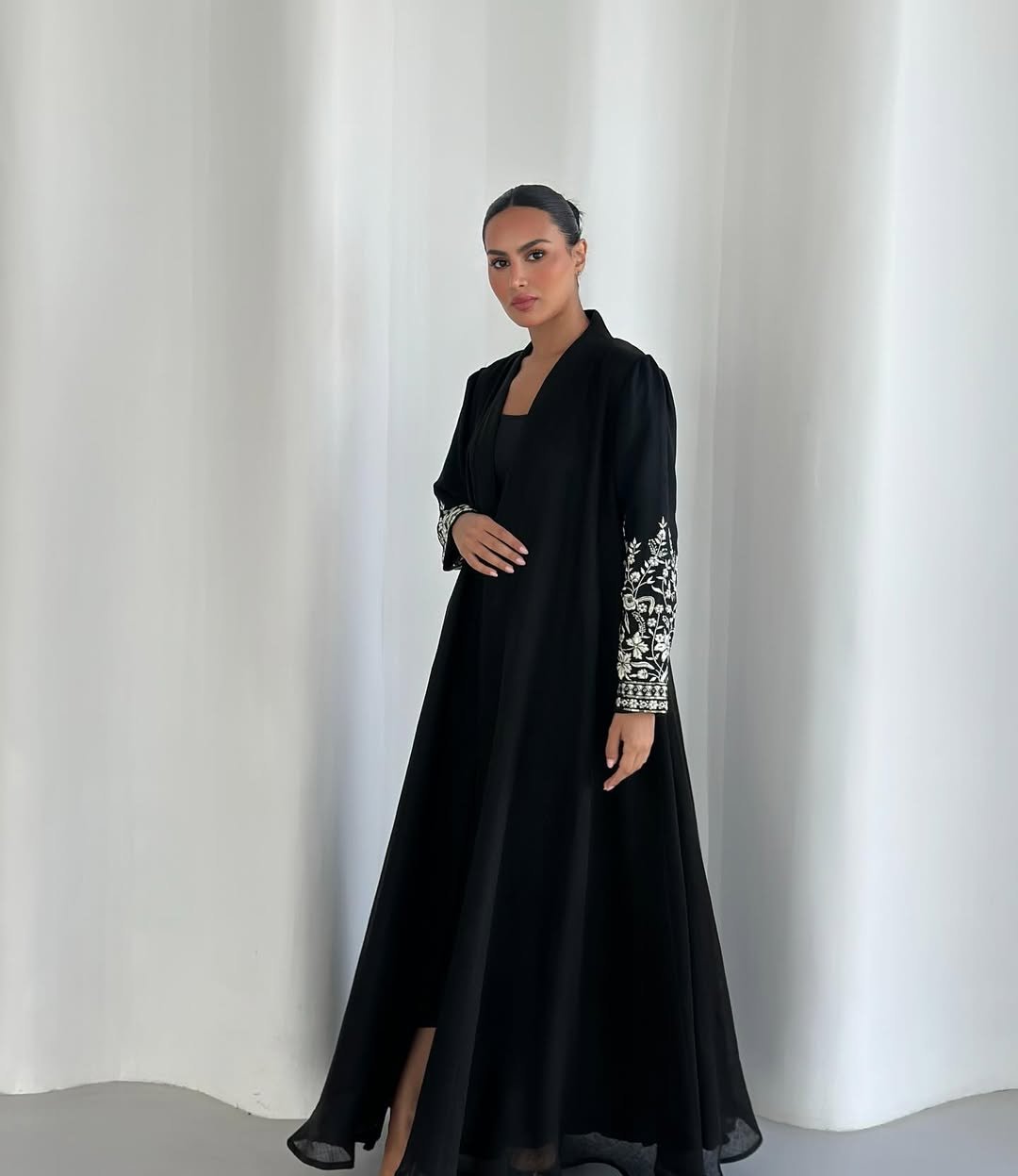 MISK25 - B ABAYA - MISK - MIRA Y MANO