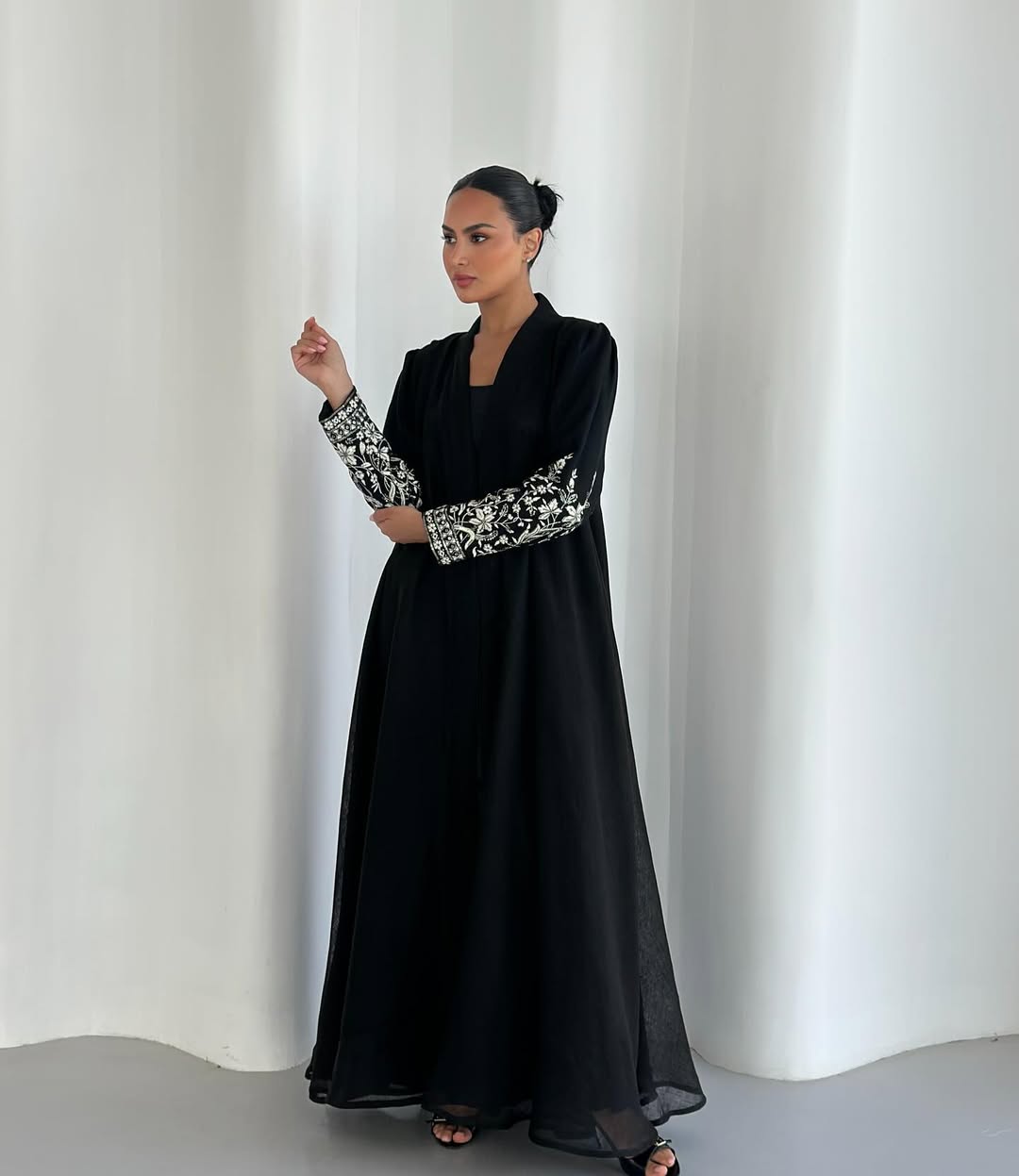 MISK25 - B ABAYA - MISK - MIRA Y MANO