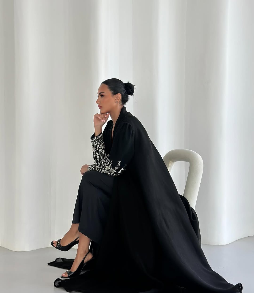 MISK25 - B ABAYA - MISK - MIRA Y MANO