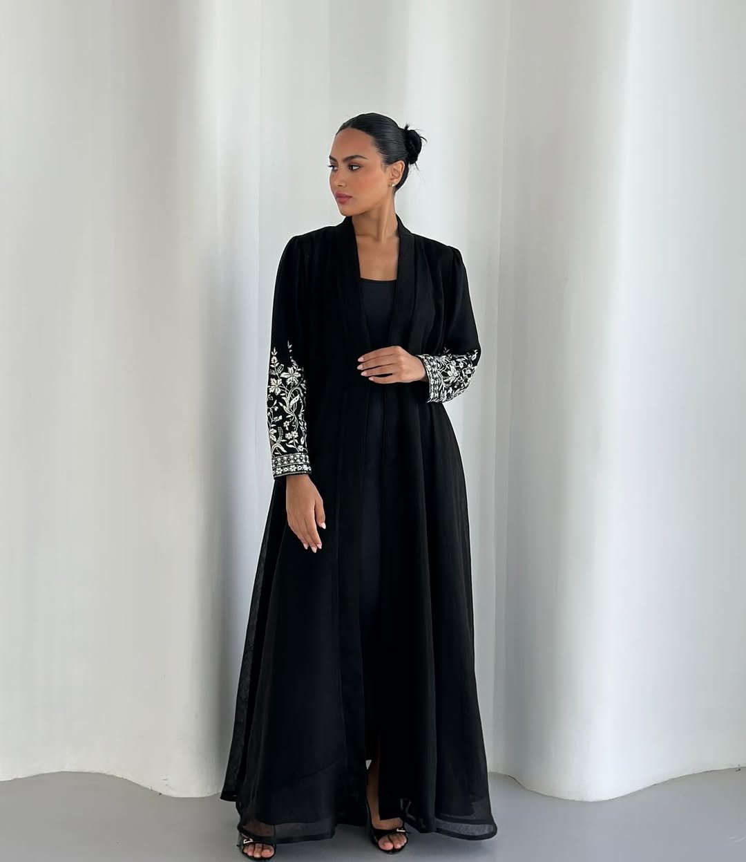 MISK25 - B ABAYA - MISK - MIRA Y MANO