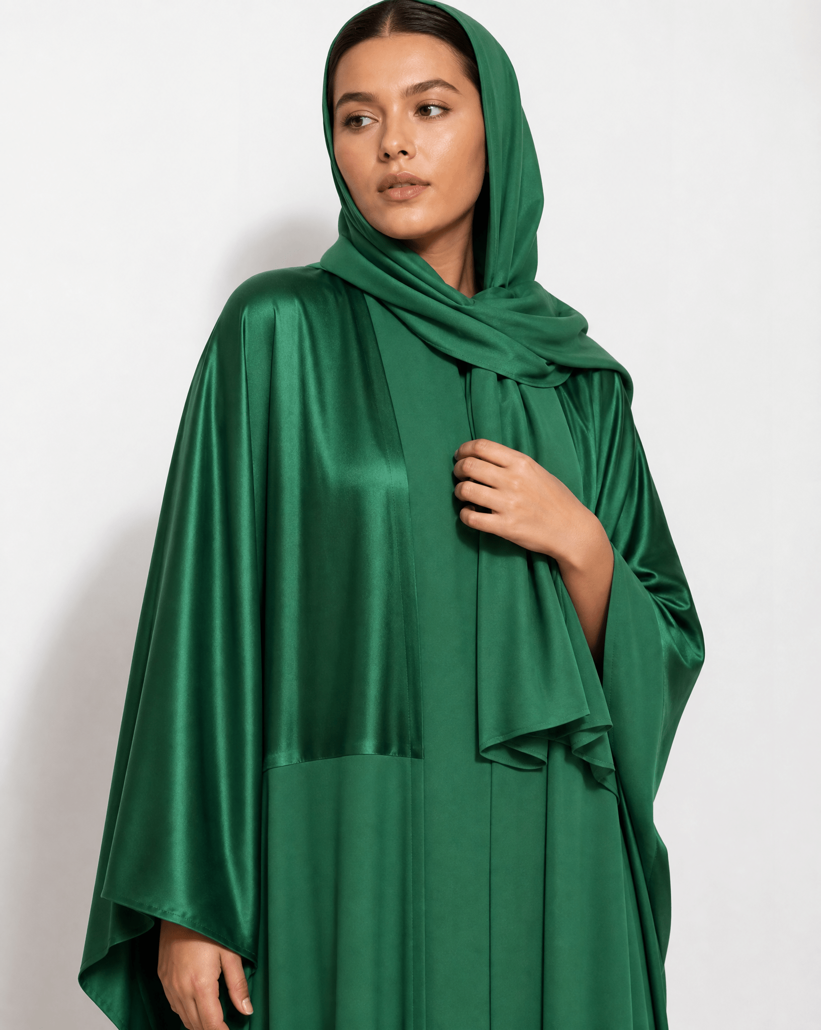 AURA - DGRN ABAYA - MODISH - MIRA Y MANO