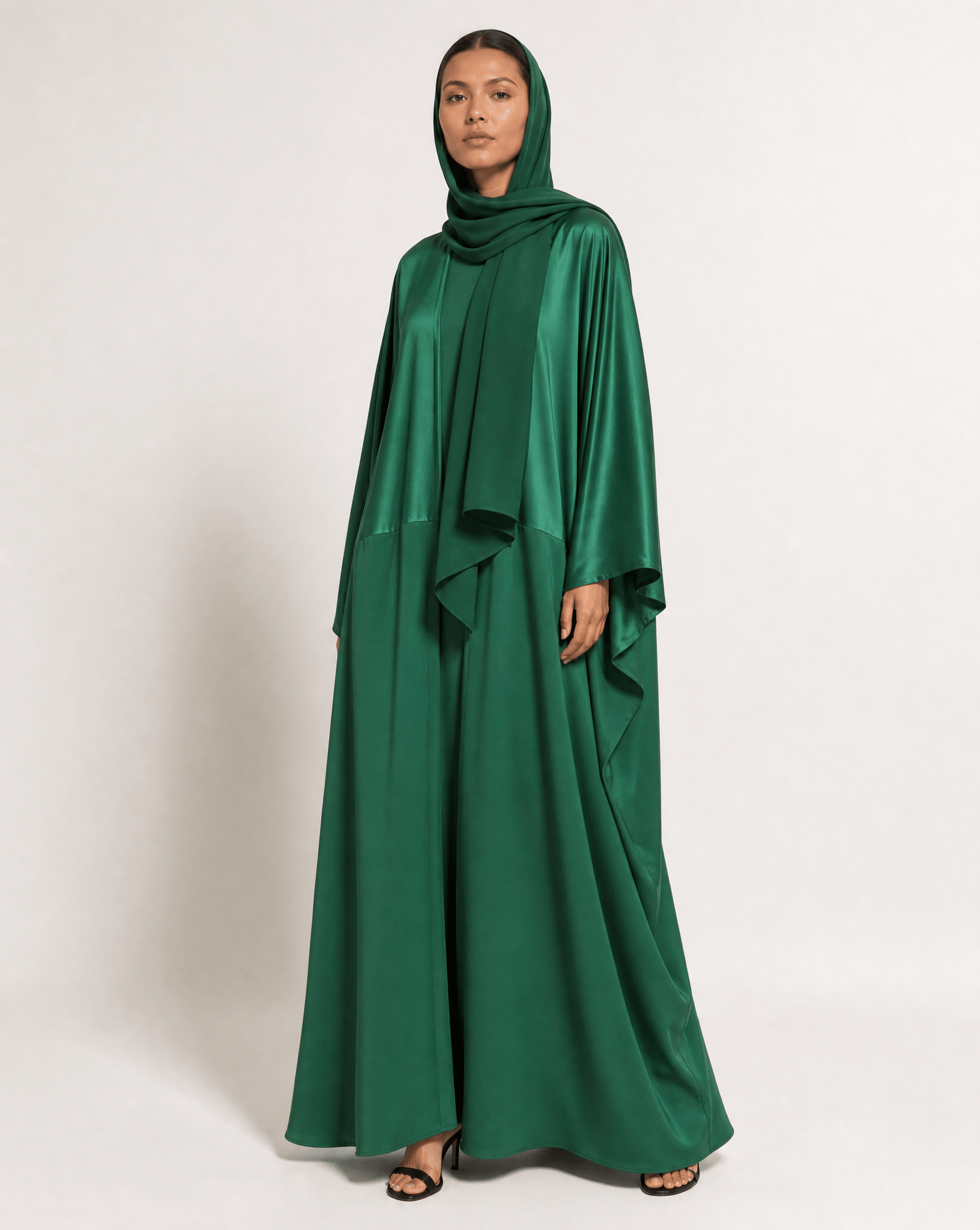 AURA - DGRN ABAYA - MODISH - MIRA Y MANO