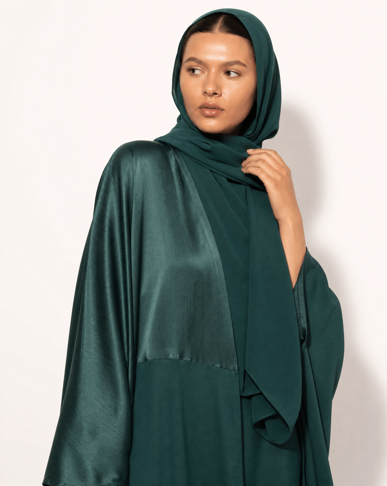 AURA - GR ABAYA - MODISH - MIRA Y MANO