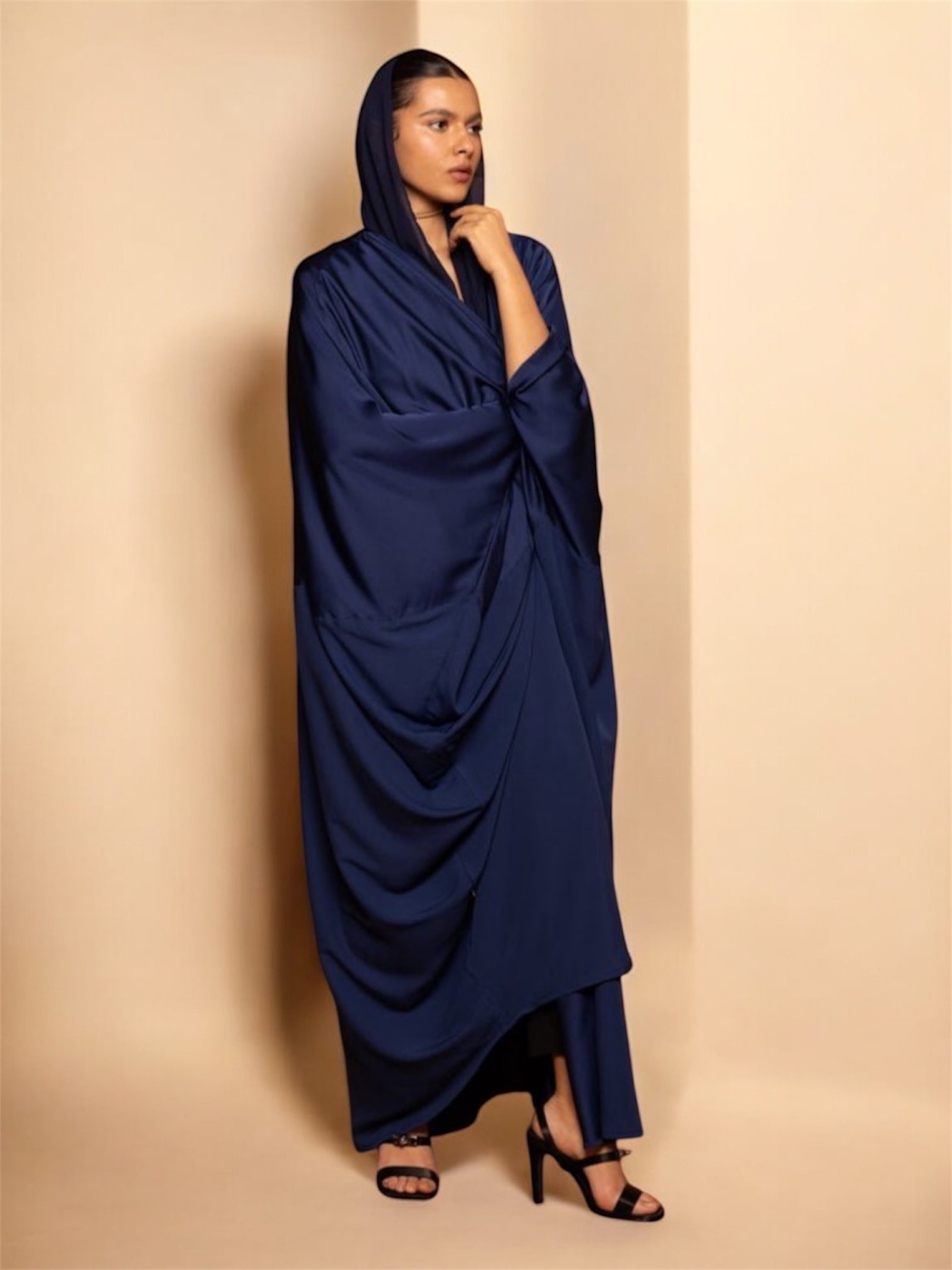 AURA - NV ABAYA - MODISH - MIRA Y MANO