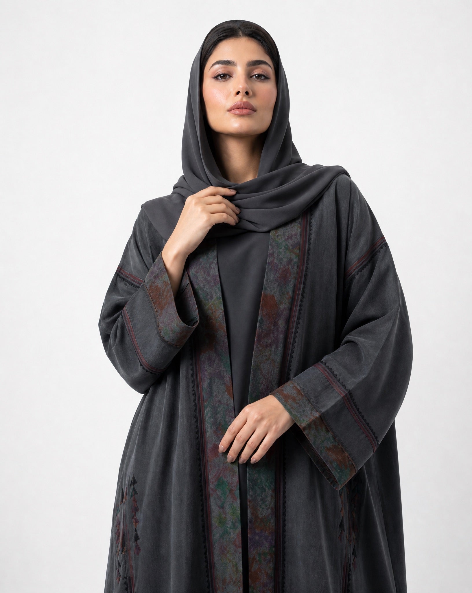 Half-Bisht Inner Print Abaya - MRAISHA - MIRA Y MANO