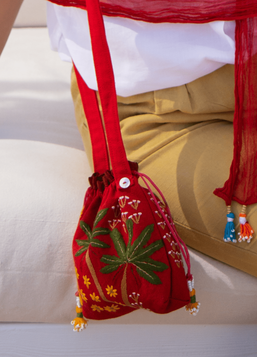 B22 - R BAG - NEVIN ALTMANN - MIRA Y MANO