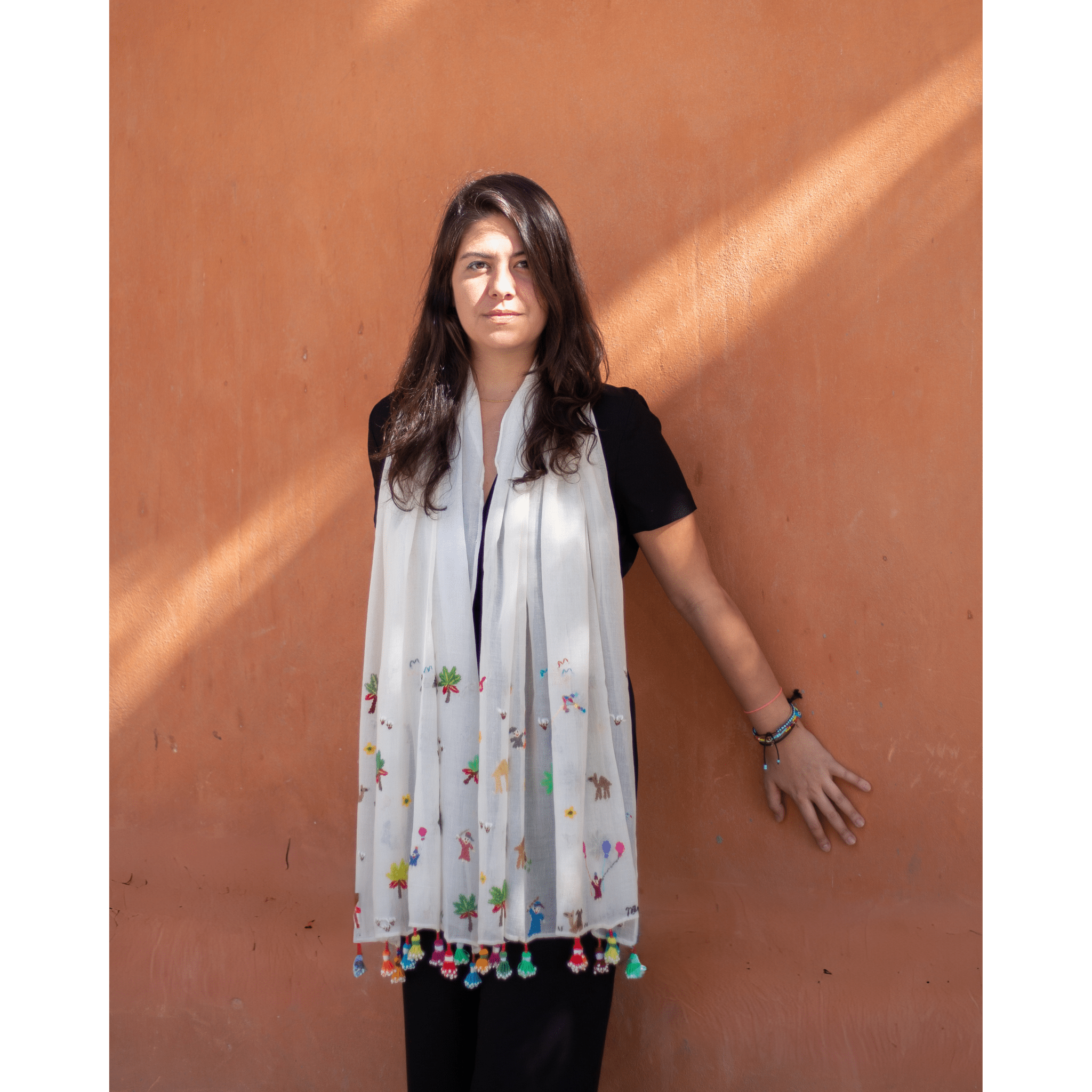 S16 - A SCARF - NEVIN ALTMANN - MIRA Y MANO