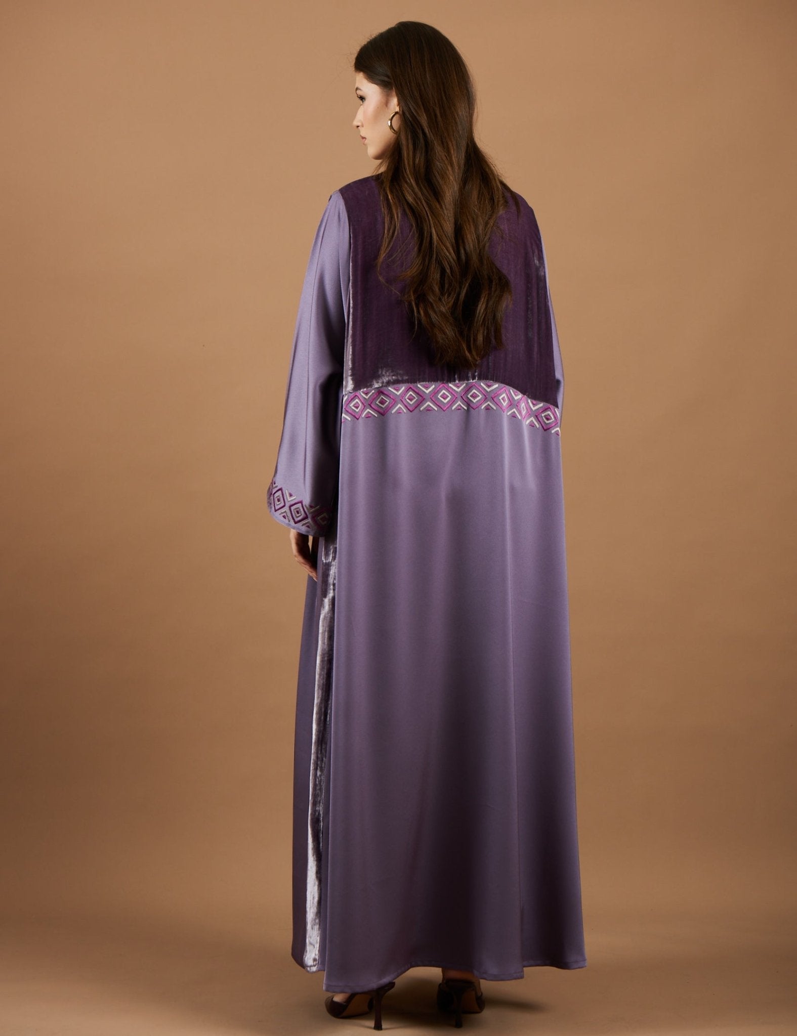 F 043 ABAYA - NM BOUTIQUE - MIRA Y MANO