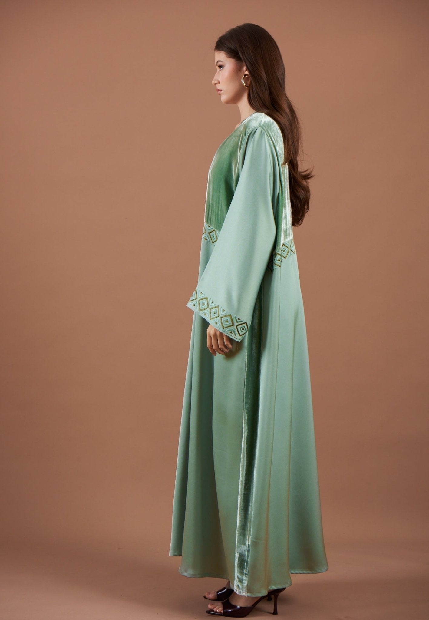 F 044 ABAYA - NM BOUTIQUE - MIRA Y MANO