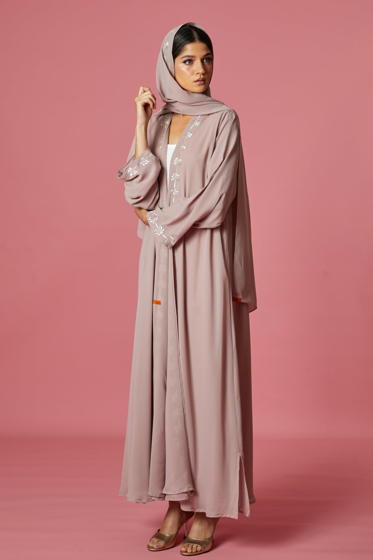 NM 299 BE ABAYA – MIRA Y MANO