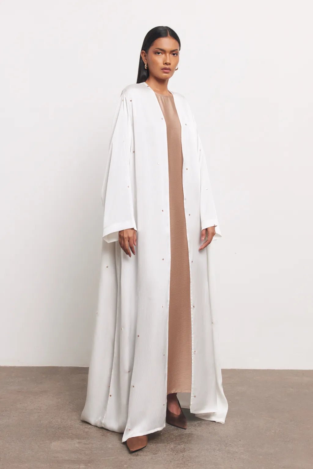 DOTS - WHT ABAYA - NORA AL SHAIKH - MIRA Y MANO
