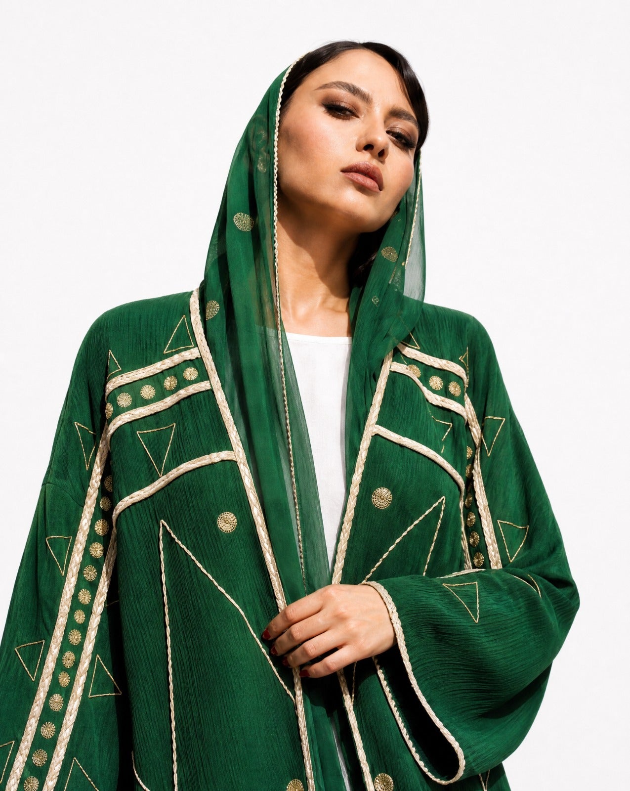 FOUNDING-GRN ABAYA - NORA AL SHAIKH - MIRA Y MANO