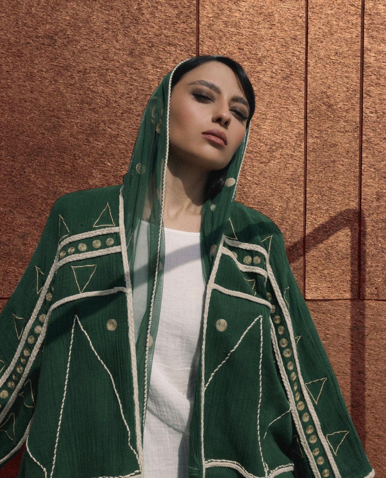 FOUNDING - GRN ABAYA - NORA AL SHAIKH - MIRA Y MANO