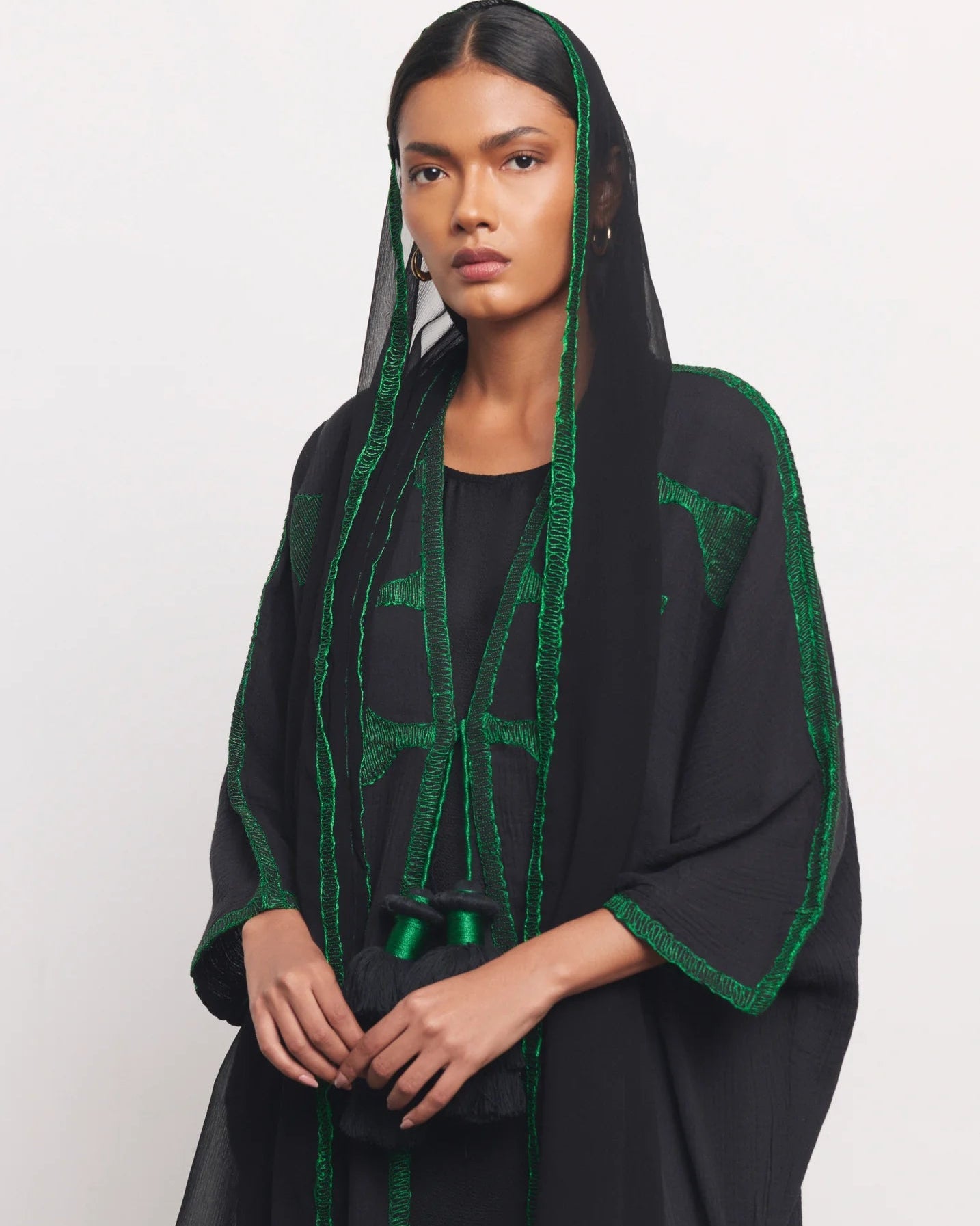GREEN EMB TBLK ABAYA - NORA AL SHAIKH - MIRA Y MANO