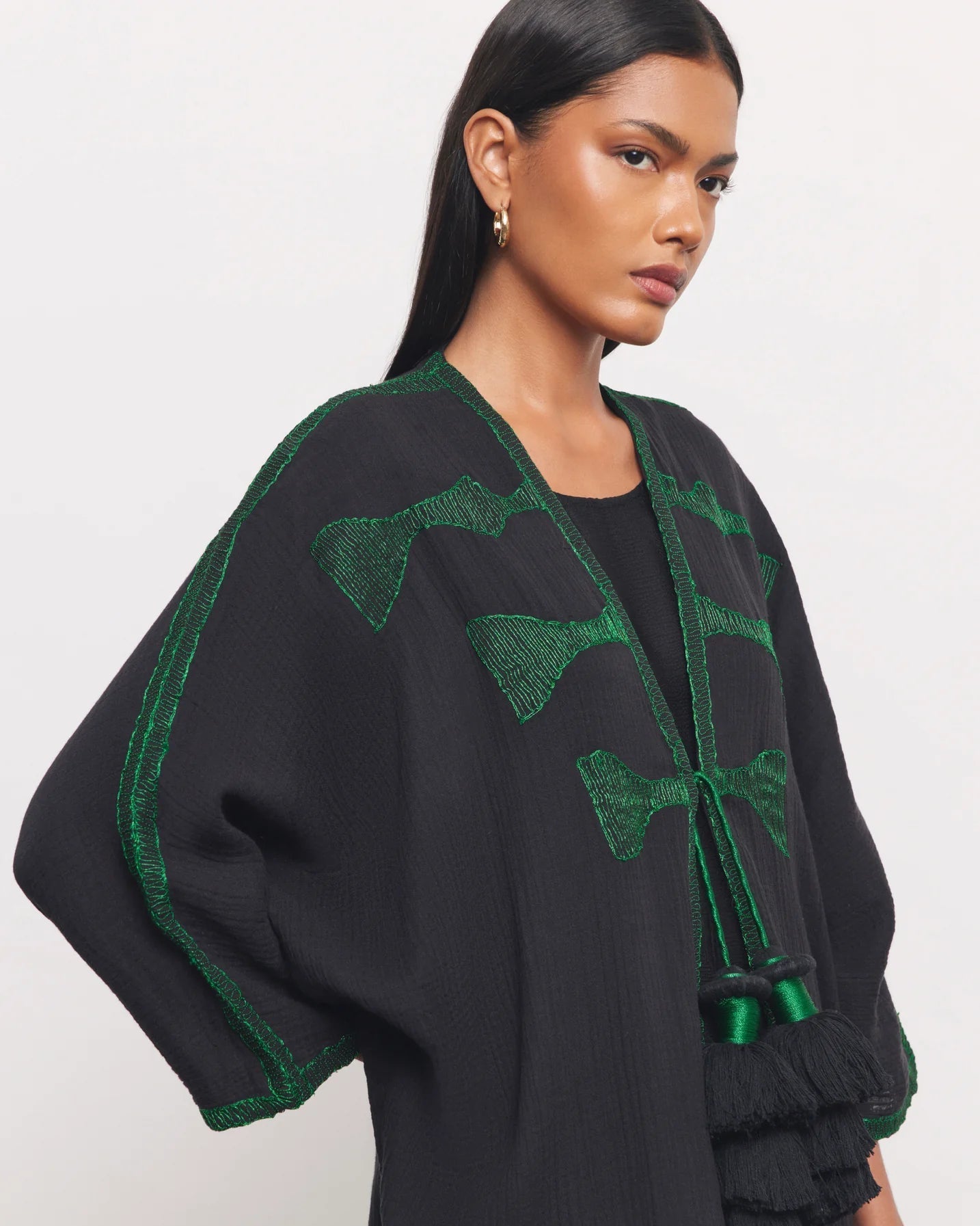 GREEN EMB TBLK ABAYA - NORA AL SHAIKH - MIRA Y MANO