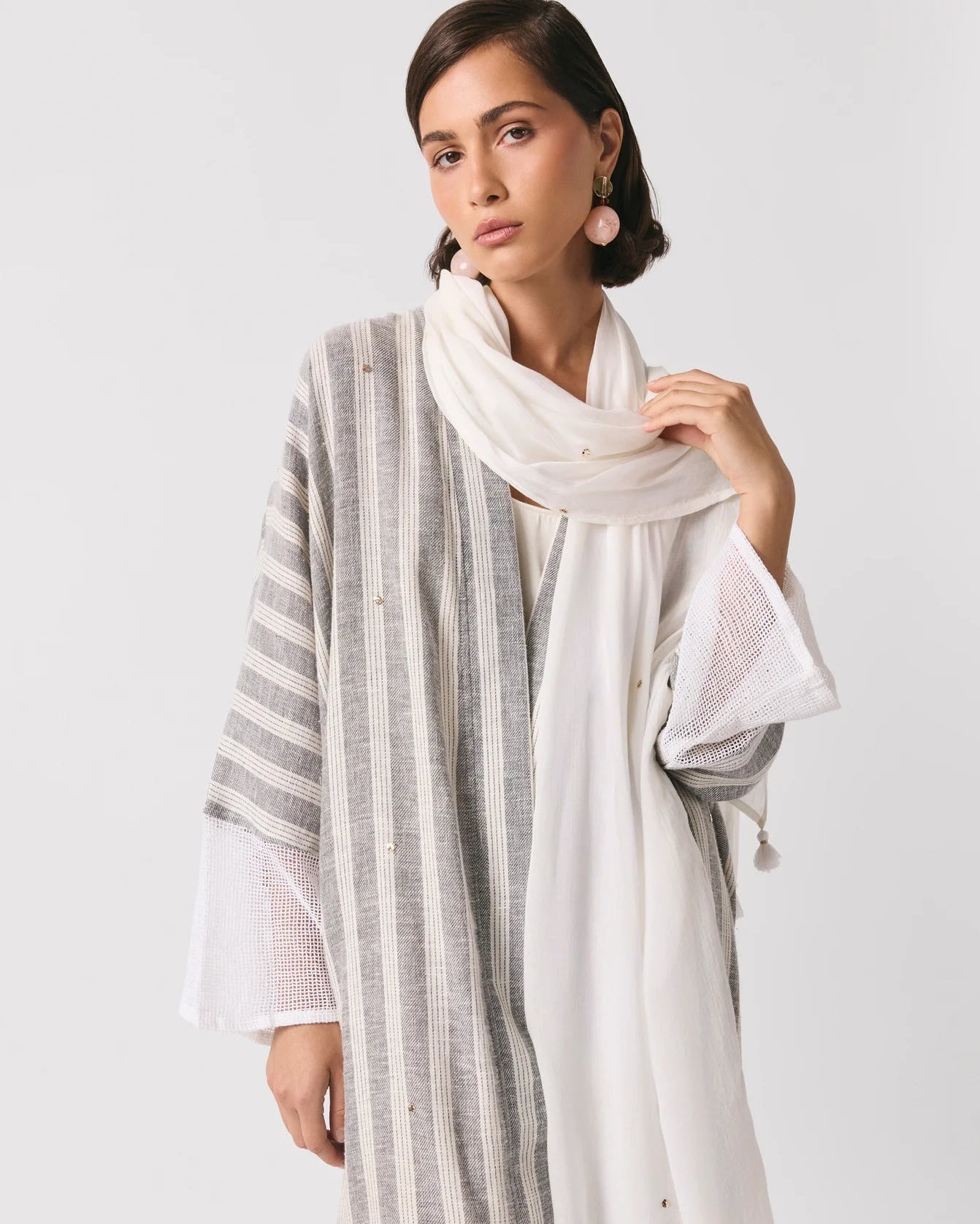 SUM1002 ABAYA - NORA AL SHAIKH - MIRA Y MANO